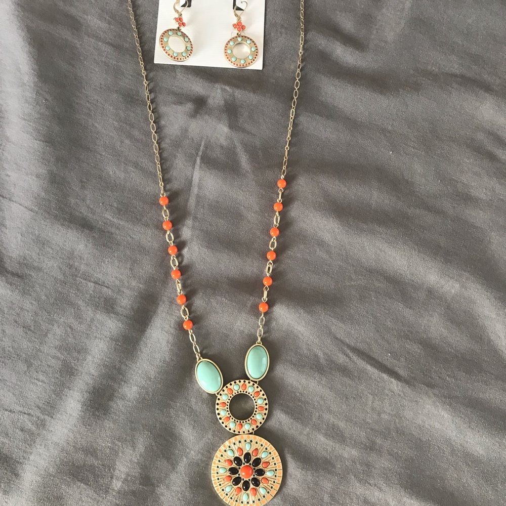 LS gorgeous Gold plated earring and necklace set!